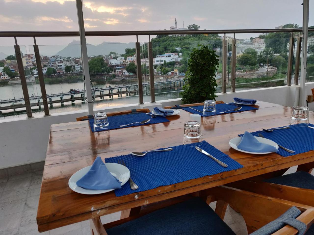 Rajdarshan - A Lake View Hotel In Udaipur Exterior photo